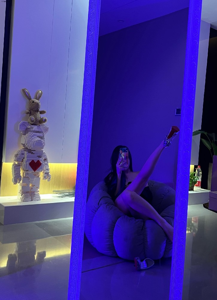 奔跑的晶骡儿 - 透视露肩睡衣 第1张图片