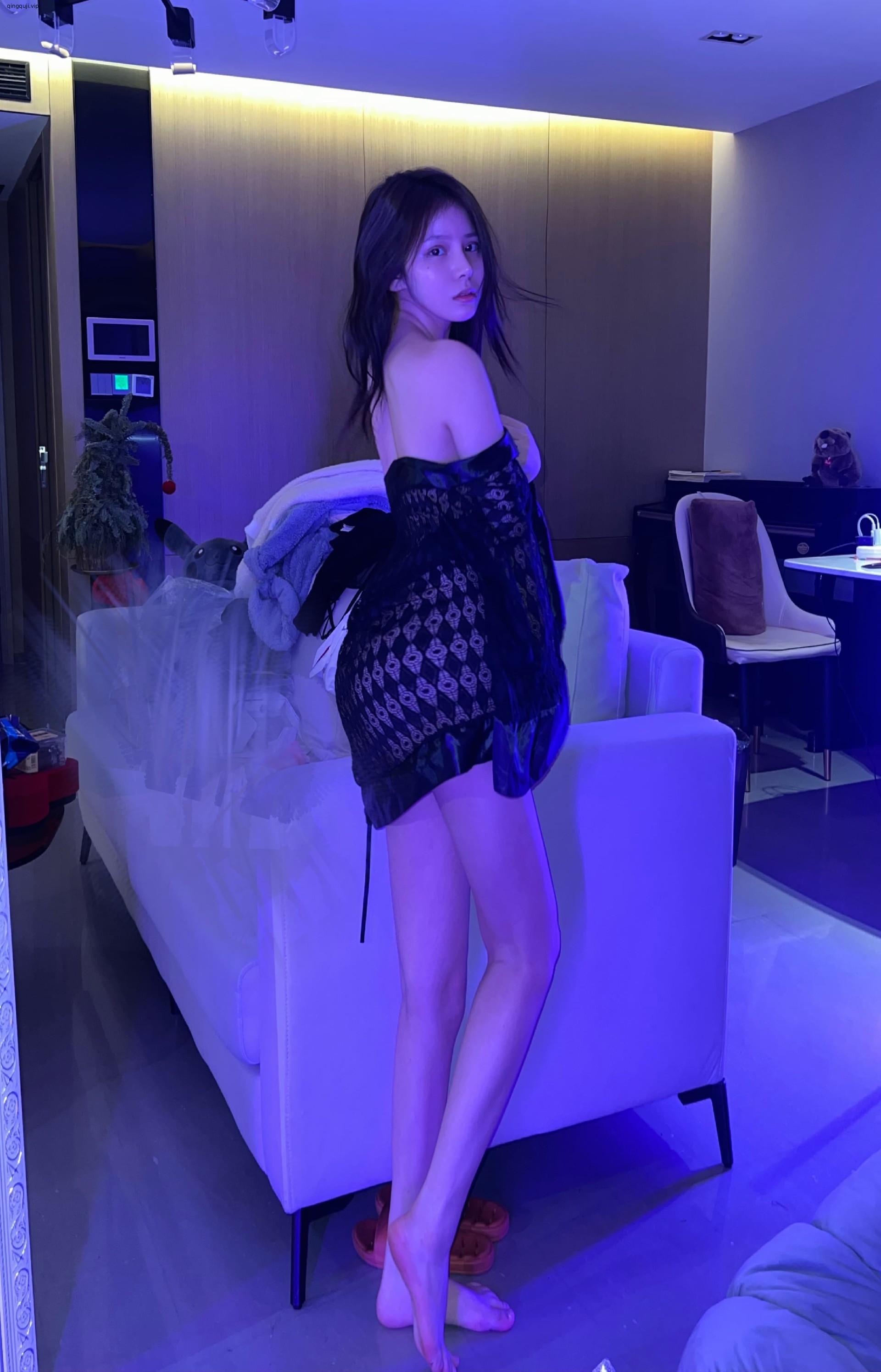 奔跑的晶骡儿 - 透视露肩睡衣 第3张图片
