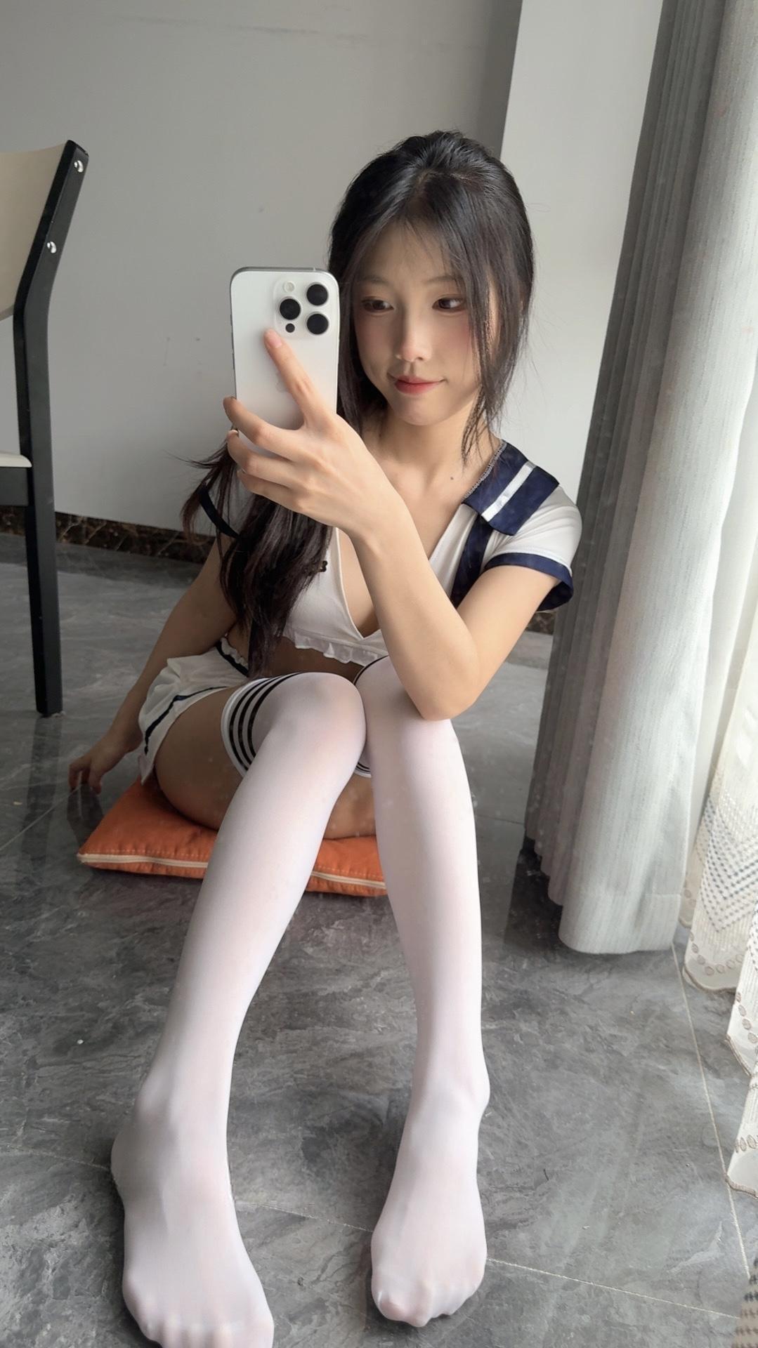 奶洋洋Oo - 白丝制服 第3张图片