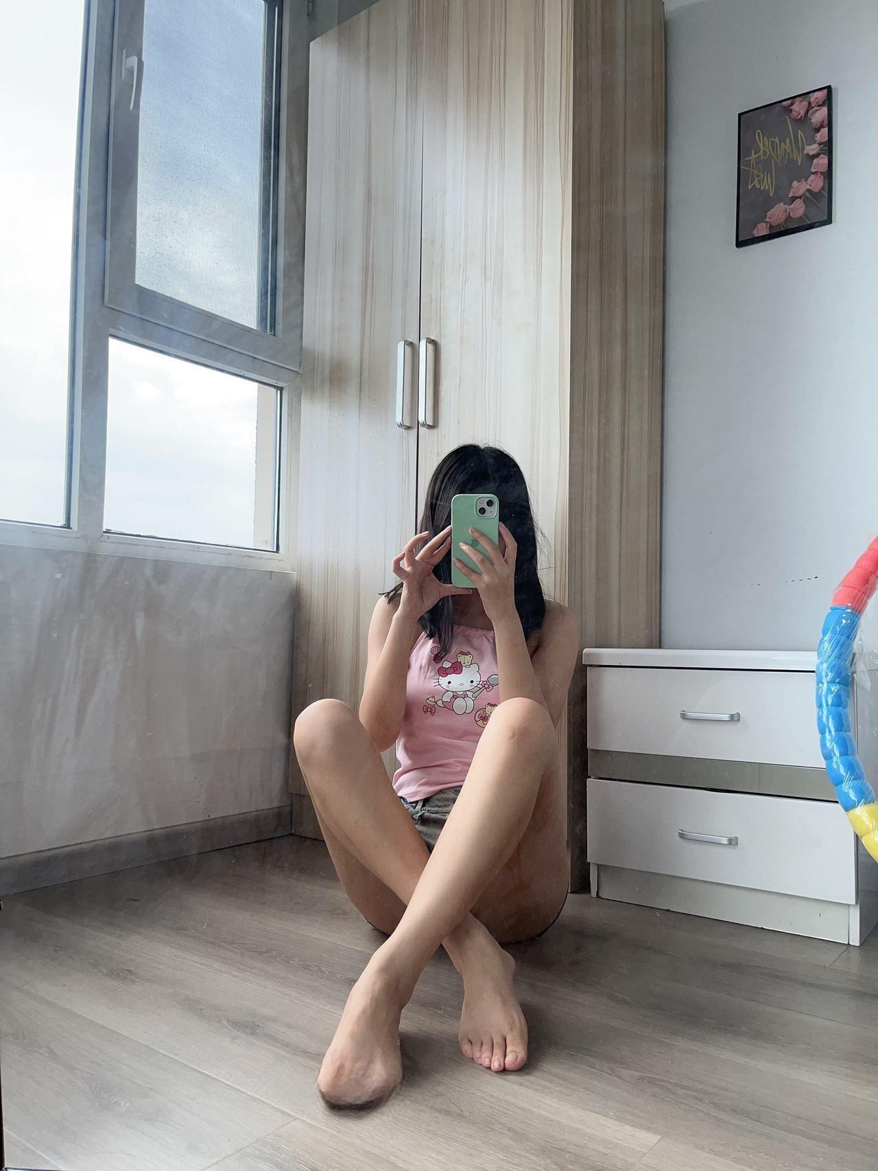 甜辣小北 - 牛仔短裤自拍 第5张图片
