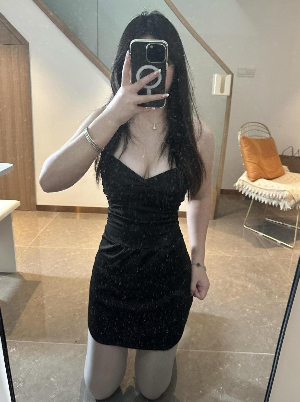 小妮酱紫 - 黑色低胸吊带包臀短裙 第4张图片