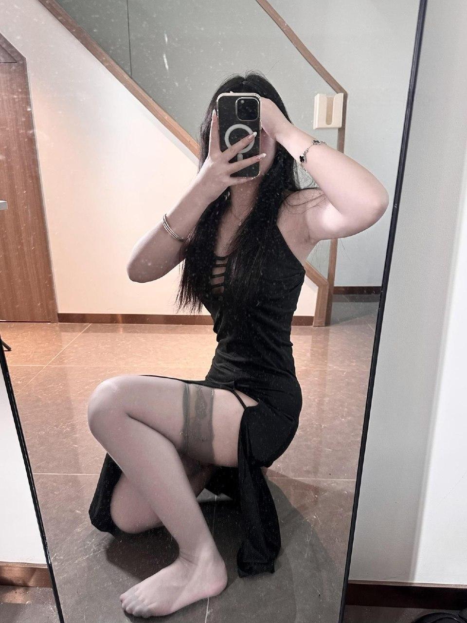 小妮酱紫 - 黑色低胸吊带包臀短裙 第12张图片