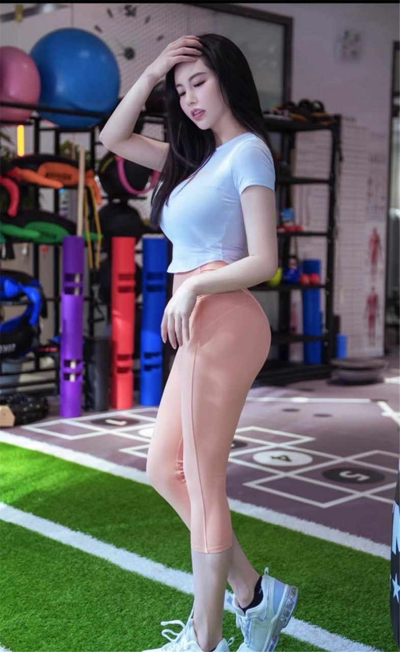 娜露呀 - 粉红瑜伽裤 第29张图片