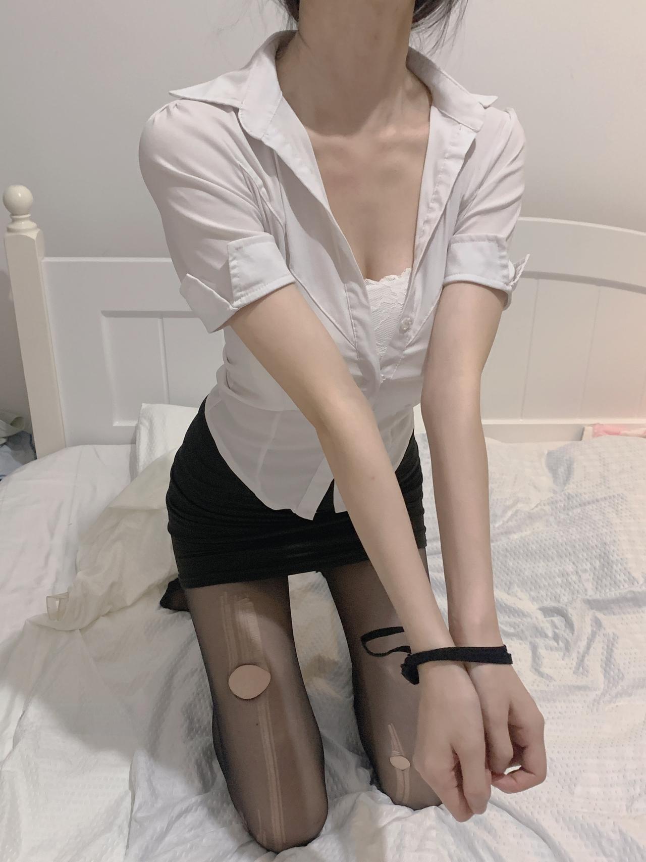 智桃lucky - 黑丝白衬衫 第9张图片