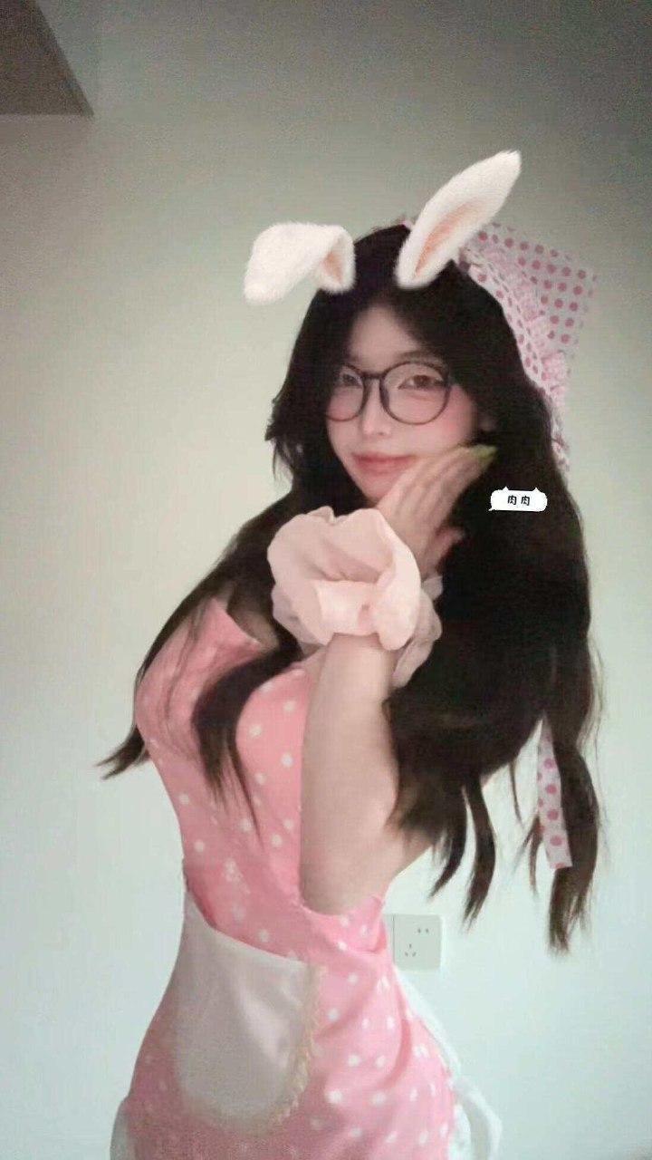 肉肉丸 - 做家务的女友 第8张图片