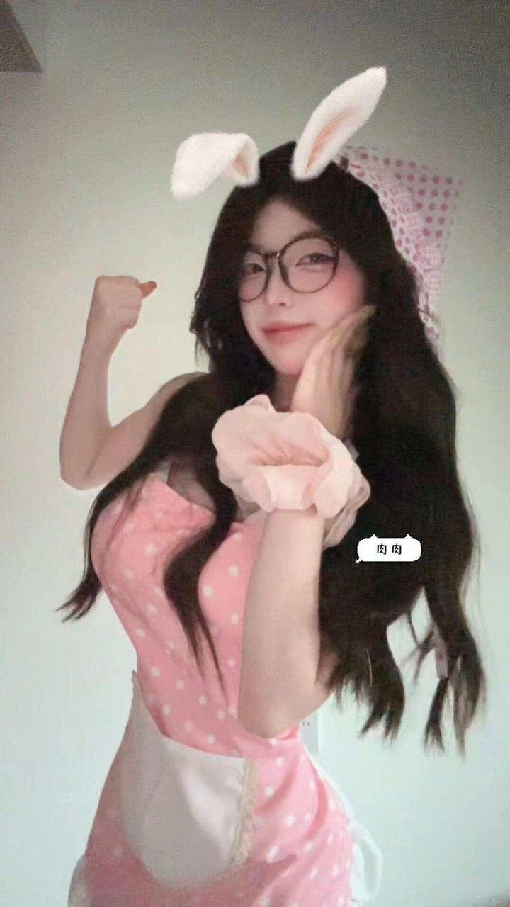 肉肉丸 - 做家务的女友 第9张图片