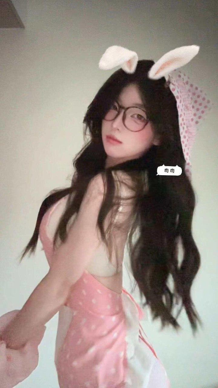 肉肉丸 - 做家务的女友 第10张图片