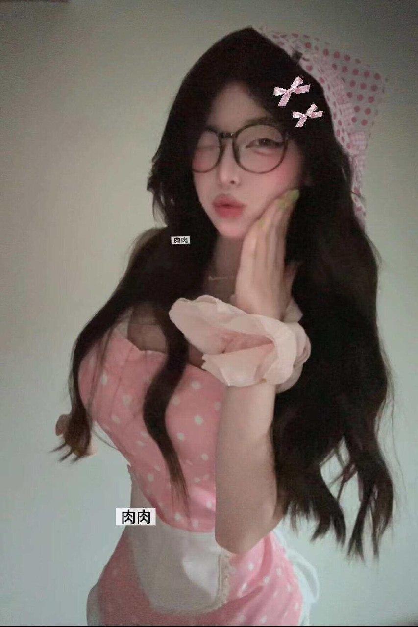 肉肉丸 - 做家务的女友 第12张图片