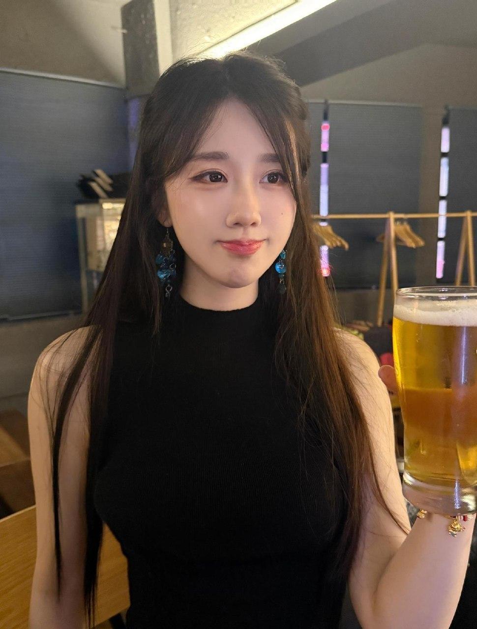 轩子巨2兔 - 酒吧御姐 第4张图片